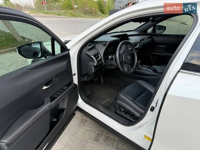 Белый Лексус UX, объемом двигателя 2 л и пробегом 21 тыс. км за 25900 $, фото 3 на Automoto.ua