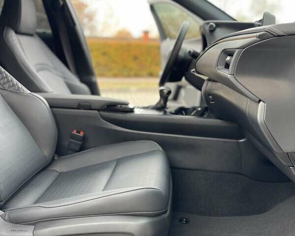 Белый Лексус UX, объемом двигателя 2 л и пробегом 72 тыс. км за 27900 $, фото 21 на Automoto.ua