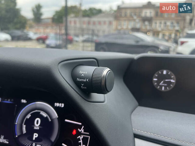 Белый Лексус UX, объемом двигателя 2 л и пробегом 20 тыс. км за 31500 $, фото 35 на Automoto.ua