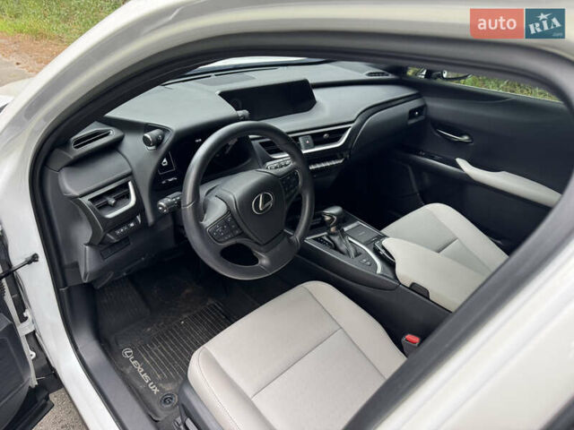 Білий Лексус UX, об'ємом двигуна 1.99 л та пробігом 16 тис. км за 34000 $, фото 6 на Automoto.ua