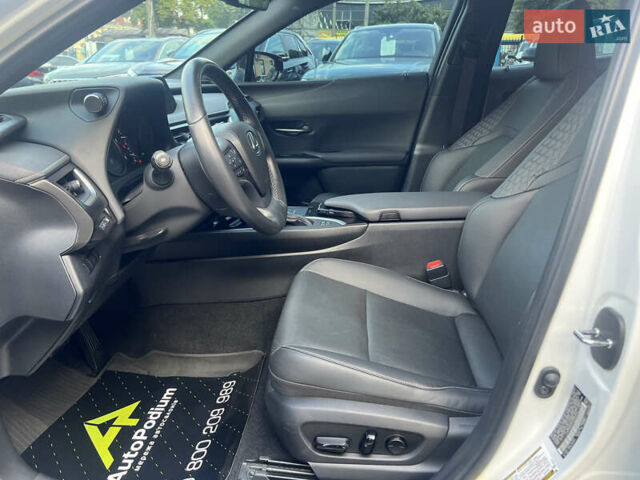 Белый Лексус UX, объемом двигателя 2 л и пробегом 20 тыс. км за 31500 $, фото 17 на Automoto.ua