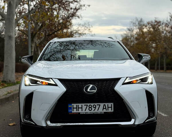 Белый Лексус UX, объемом двигателя 2 л и пробегом 56 тыс. км за 32000 $, фото 2 на Automoto.ua