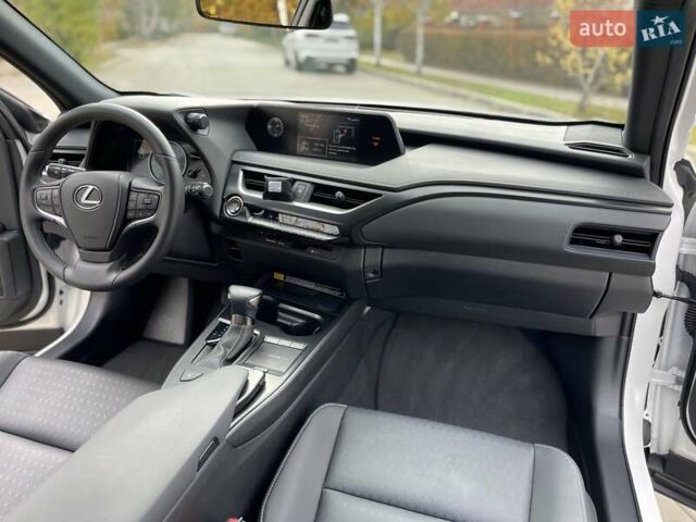 Белый Лексус UX, объемом двигателя 2 л и пробегом 72 тыс. км за 27900 $, фото 17 на Automoto.ua