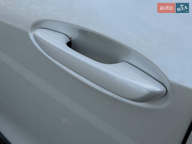 Білий Лексус UX, об'ємом двигуна 1.99 л та пробігом 22 тис. км за 29400 $, фото 18 на Automoto.ua