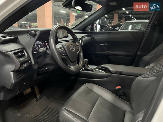Білий Лексус UX, об'ємом двигуна 1.99 л та пробігом 22 тис. км за 29400 $, фото 20 на Automoto.ua