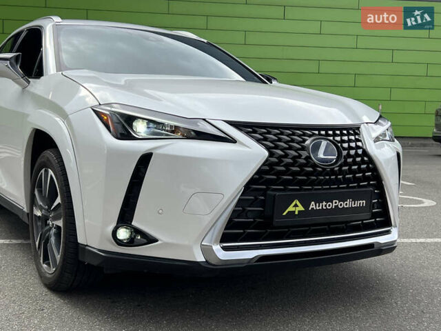 Белый Лексус UX, объемом двигателя 2 л и пробегом 20 тыс. км за 31500 $, фото 3 на Automoto.ua