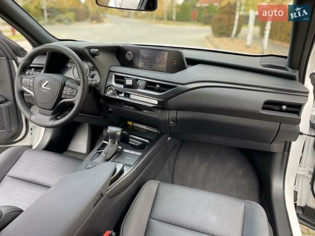 Белый Лексус UX, объемом двигателя 2 л и пробегом 72 тыс. км за 27900 $, фото 25 на Automoto.ua