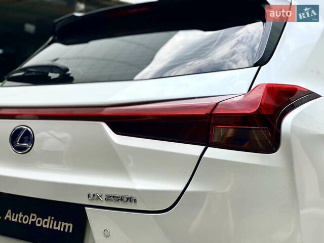 Білий Лексус UX, об'ємом двигуна 2 л та пробігом 22 тис. км за 30200 $, фото 23 на Automoto.ua