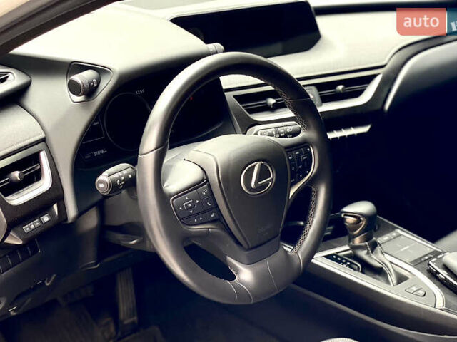 Білий Лексус UX, об'ємом двигуна 2 л та пробігом 22 тис. км за 30200 $, фото 28 на Automoto.ua