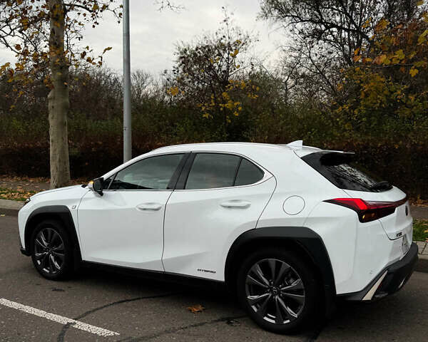 Белый Лексус UX, объемом двигателя 2 л и пробегом 56 тыс. км за 32000 $, фото 6 на Automoto.ua