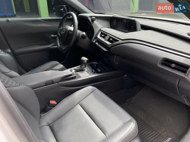 Білий Лексус UX, об'ємом двигуна 2 л та пробігом 22 тис. км за 30200 $, фото 47 на Automoto.ua