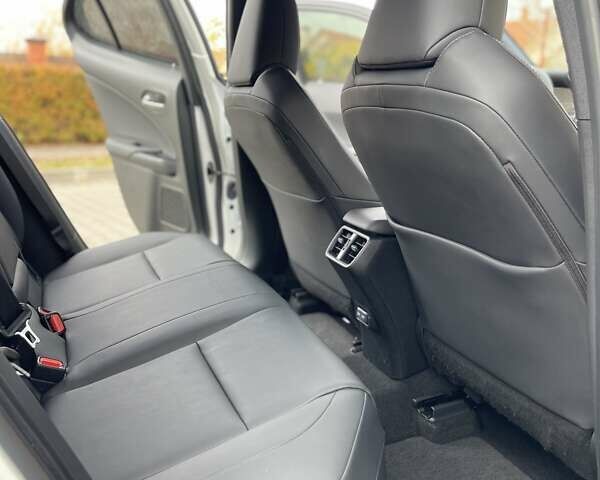 Белый Лексус UX, объемом двигателя 2 л и пробегом 72 тыс. км за 27900 $, фото 24 на Automoto.ua