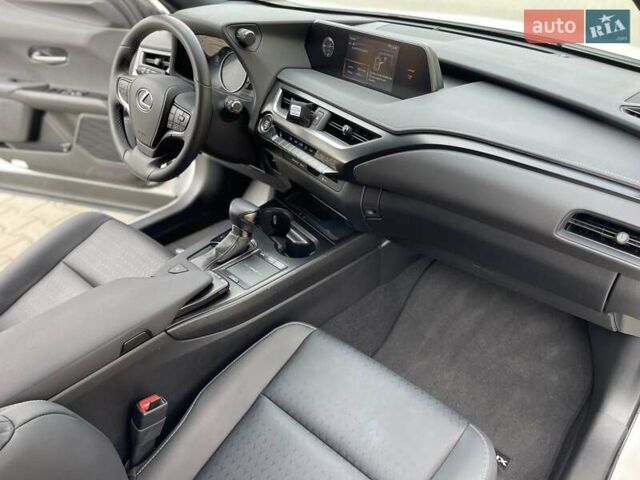 Белый Лексус UX, объемом двигателя 2 л и пробегом 72 тыс. км за 27900 $, фото 20 на Automoto.ua