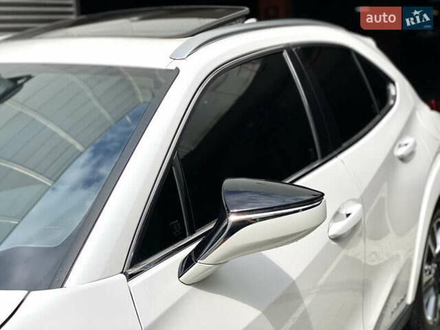 Білий Лексус UX, об'ємом двигуна 2 л та пробігом 22 тис. км за 30200 $, фото 16 на Automoto.ua