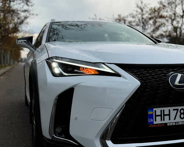 Белый Лексус UX, объемом двигателя 2 л и пробегом 56 тыс. км за 32000 $, фото 3 на Automoto.ua