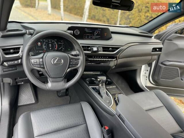 Белый Лексус UX, объемом двигателя 2 л и пробегом 72 тыс. км за 27900 $, фото 26 на Automoto.ua