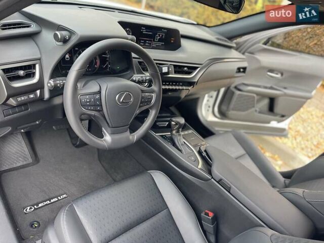 Белый Лексус UX, объемом двигателя 2 л и пробегом 72 тыс. км за 27900 $, фото 19 на Automoto.ua