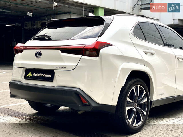 Білий Лексус UX, об'ємом двигуна 2 л та пробігом 22 тис. км за 30200 $, фото 26 на Automoto.ua
