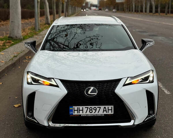 Белый Лексус UX, объемом двигателя 2 л и пробегом 56 тыс. км за 32000 $, фото 1 на Automoto.ua