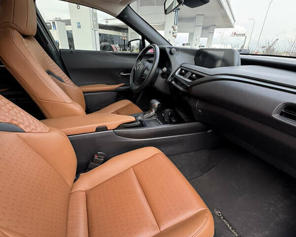 Білий Лексус UX, об'ємом двигуна 1.99 л та пробігом 120 тис. км за 27000 $, фото 6 на Automoto.ua