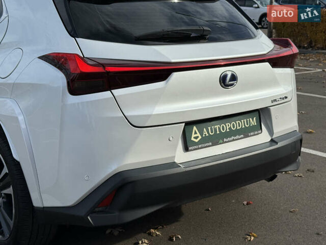 Білий Лексус UX, об'ємом двигуна 1.99 л та пробігом 22 тис. км за 29400 $, фото 14 на Automoto.ua