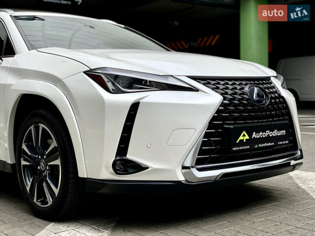 Білий Лексус UX, об'ємом двигуна 2 л та пробігом 22 тис. км за 30200 $, фото 10 на Automoto.ua