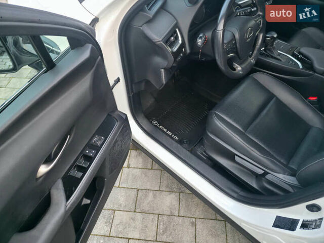 Білий Лексус UX, об'ємом двигуна 1.99 л та пробігом 68 тис. км за 34600 $, фото 19 на Automoto.ua