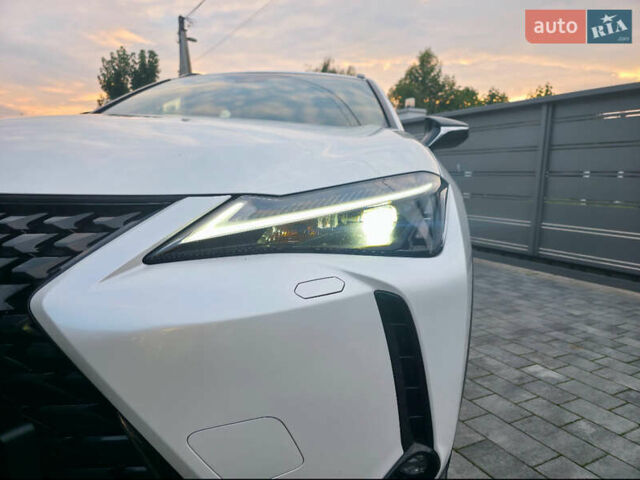 Білий Лексус UX, об'ємом двигуна 1.99 л та пробігом 68 тис. км за 34600 $, фото 25 на Automoto.ua