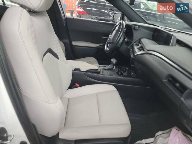 Белый Лексус UX, объемом двигателя 2 л и пробегом 60 тыс. км за 15300 $, фото 9 на Automoto.ua