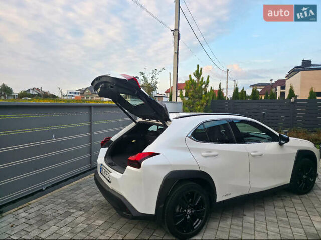 Білий Лексус UX, об'ємом двигуна 1.99 л та пробігом 68 тис. км за 34600 $, фото 15 на Automoto.ua