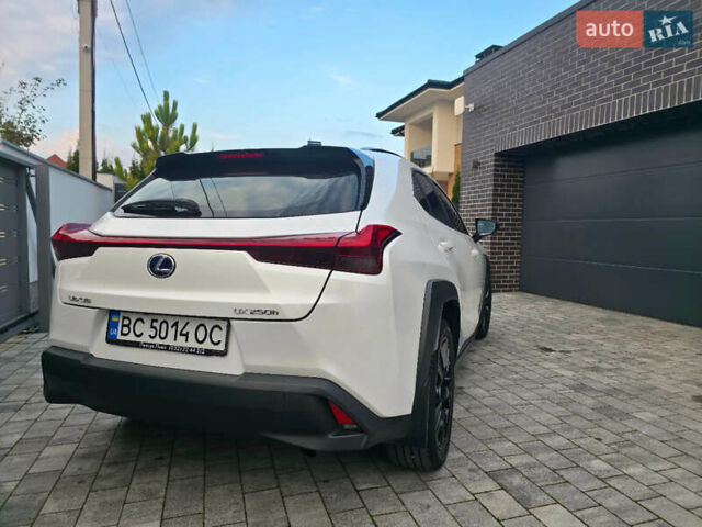 Білий Лексус UX, об'ємом двигуна 1.99 л та пробігом 68 тис. км за 34600 $, фото 11 на Automoto.ua