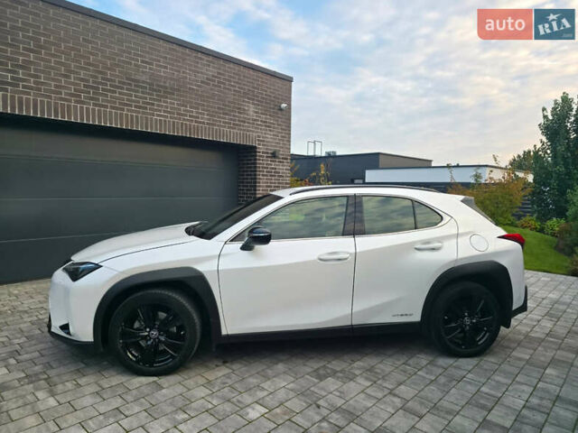 Білий Лексус UX, об'ємом двигуна 1.99 л та пробігом 68 тис. км за 34600 $, фото 3 на Automoto.ua