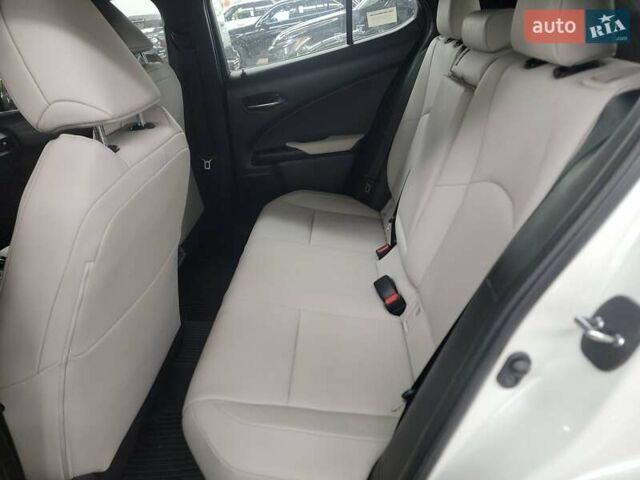 Белый Лексус UX, объемом двигателя 2 л и пробегом 60 тыс. км за 15300 $, фото 10 на Automoto.ua