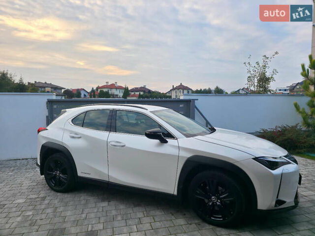 Білий Лексус UX, об'ємом двигуна 1.99 л та пробігом 68 тис. км за 34600 $, фото 4 на Automoto.ua