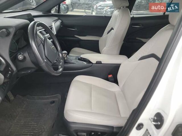 Белый Лексус UX, объемом двигателя 2 л и пробегом 60 тыс. км за 15300 $, фото 8 на Automoto.ua