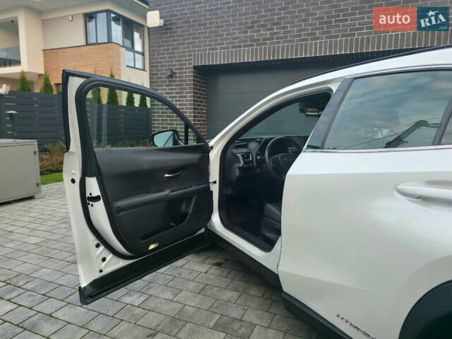 Білий Лексус UX, об'ємом двигуна 1.99 л та пробігом 68 тис. км за 34600 $, фото 18 на Automoto.ua