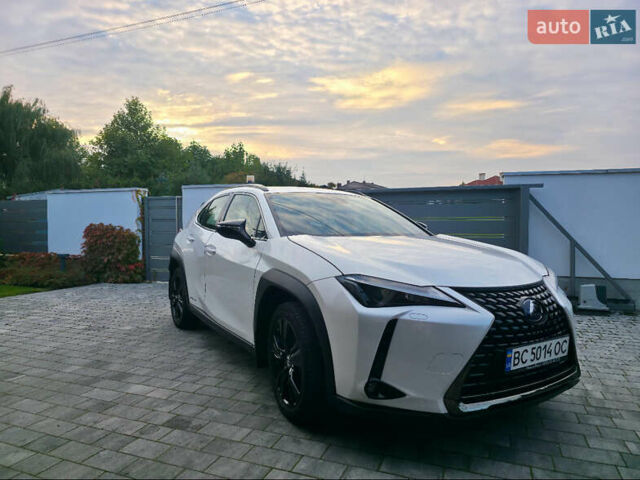 Білий Лексус UX, об'ємом двигуна 1.99 л та пробігом 68 тис. км за 34600 $, фото 1 на Automoto.ua