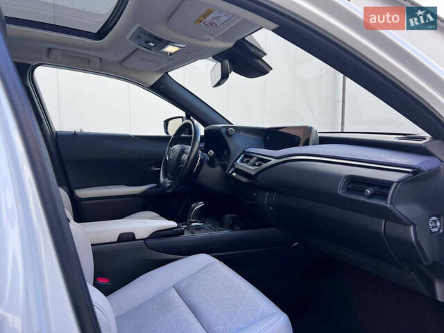 Белый Лексус UX, объемом двигателя 0 л и пробегом 75 тыс. км за 22000 $, фото 13 на Automoto.ua