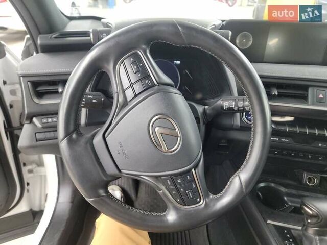 Белый Лексус UX, объемом двигателя 2 л и пробегом 60 тыс. км за 15300 $, фото 7 на Automoto.ua