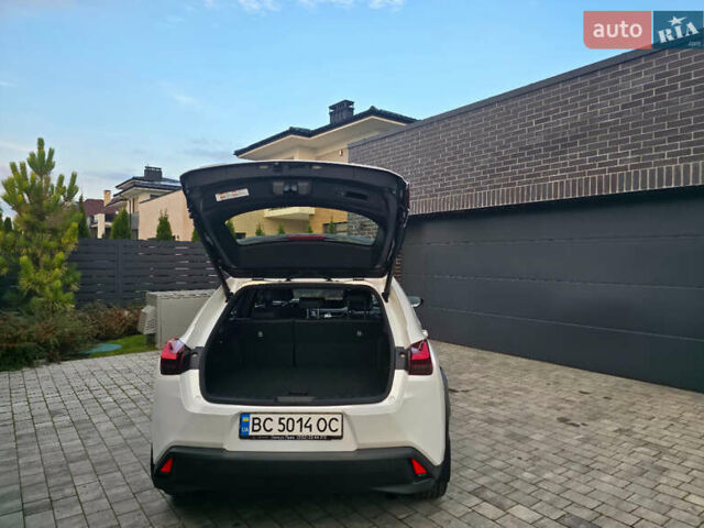 Білий Лексус UX, об'ємом двигуна 1.99 л та пробігом 68 тис. км за 34600 $, фото 14 на Automoto.ua