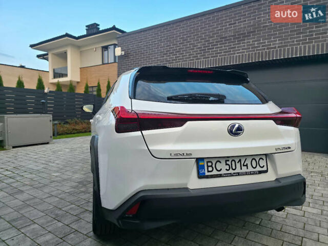 Білий Лексус UX, об'ємом двигуна 1.99 л та пробігом 68 тис. км за 34600 $, фото 12 на Automoto.ua