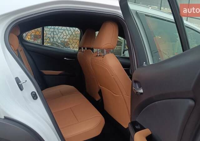 Білий Лексус UX, об'ємом двигуна 1.99 л та пробігом 28 тис. км за 41720 $, фото 6 на Automoto.ua