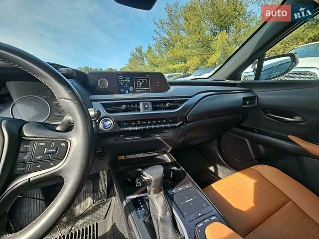 Бежевый Лексус UX, объемом двигателя 2 л и пробегом 46 тыс. км за 18000 $, фото 5 на Automoto.ua