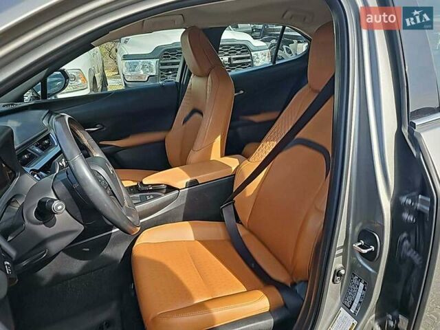 Бежевый Лексус UX, объемом двигателя 2 л и пробегом 46 тыс. км за 18000 $, фото 6 на Automoto.ua