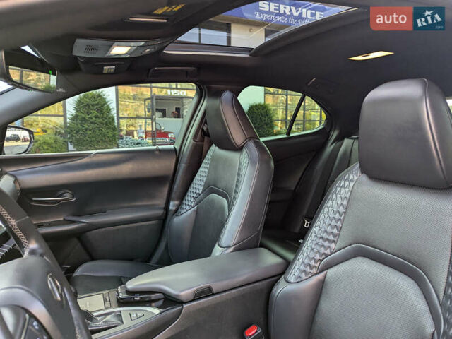 Черный Лексус UX, объемом двигателя 2 л и пробегом 125 тыс. км за 16000 $, фото 8 на Automoto.ua