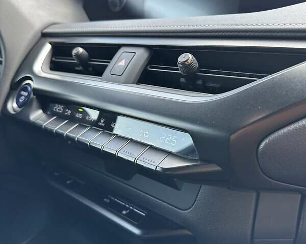 Чорний Лексус UX, об'ємом двигуна 0 л та пробігом 25 тис. км за 35850 $, фото 106 на Automoto.ua