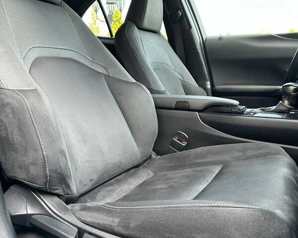 Чорний Лексус UX, об'ємом двигуна 0 л та пробігом 25 тис. км за 35850 $, фото 102 на Automoto.ua