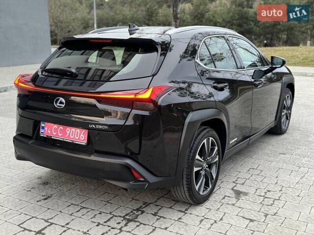 Черный Лексус UX, объемом двигателя 2 л и пробегом 56 тыс. км за 26000 $, фото 3 на Automoto.ua