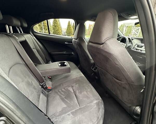 Черный Лексус UX, объемом двигателя 2 л и пробегом 25 тыс. км за 33750 $, фото 84 на Automoto.ua