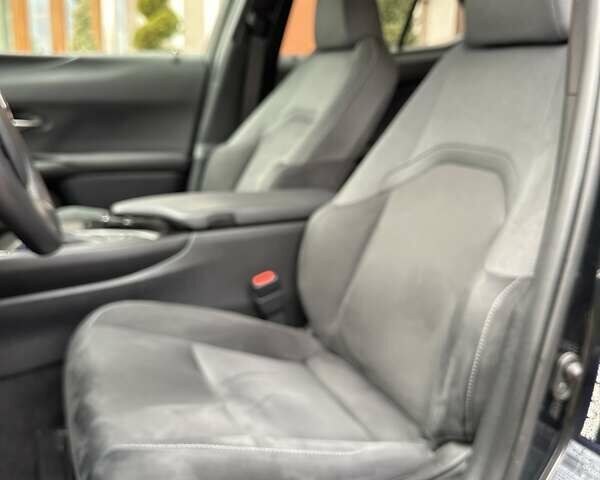 Черный Лексус UX, объемом двигателя 2 л и пробегом 25 тыс. км за 33750 $, фото 71 на Automoto.ua